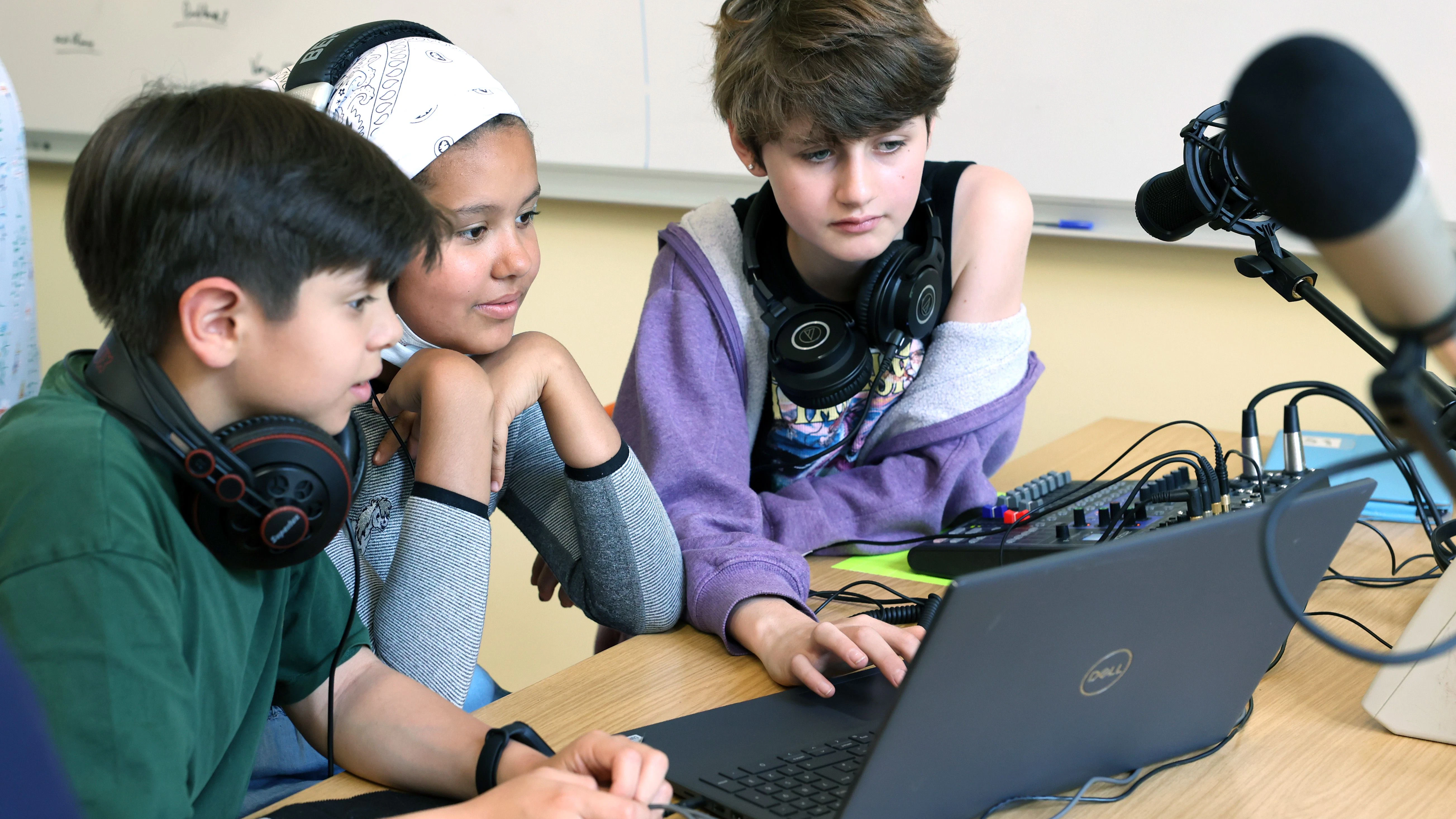 Schüler der Joan-Miró-Grundschule, die einen Podcast über die Zeit des Mauerfalls produzieren.