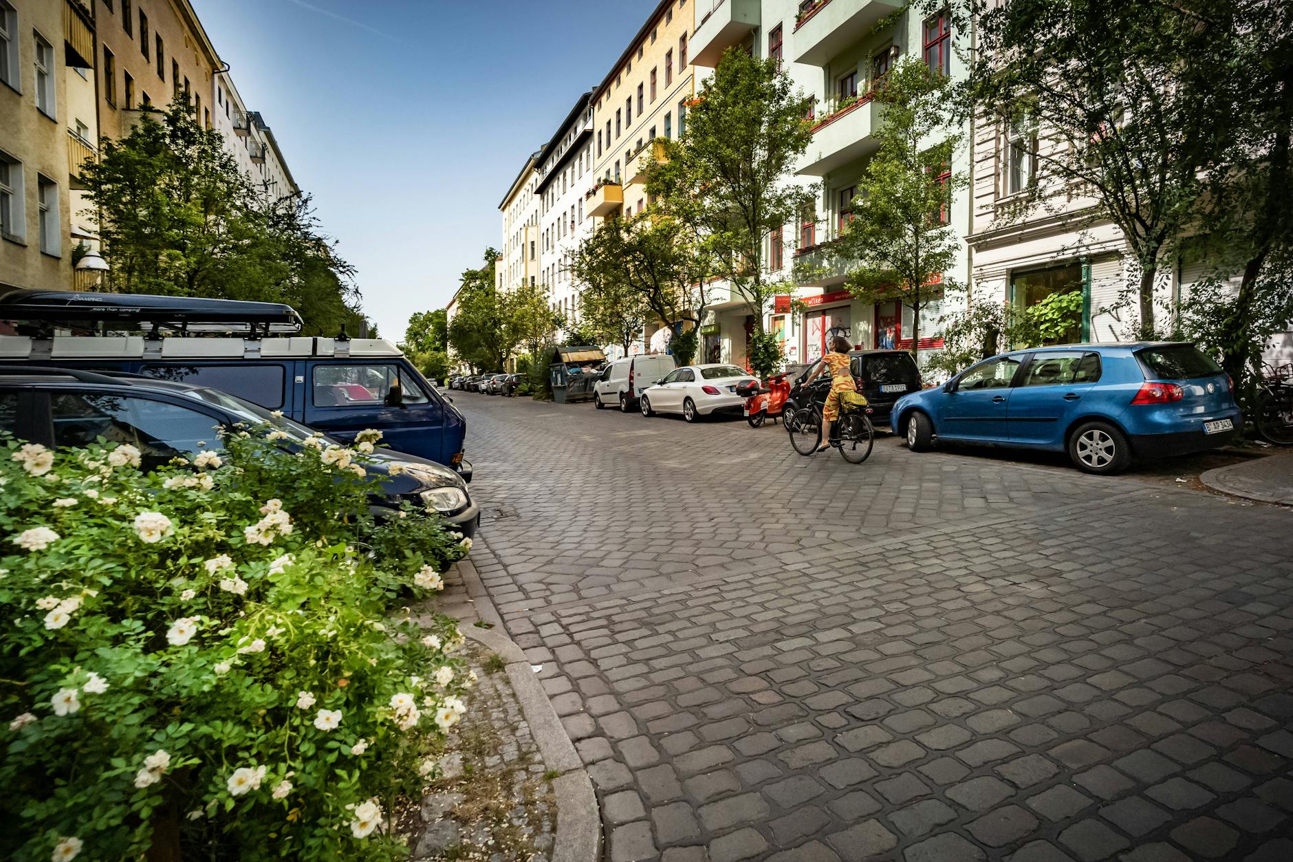 Eine Kreuzung im Kreuzberger Graefekiez. Vom kommenden Jahr an sollen auf den Straßen im Wohnviertel keine Autos mehr parken dürfen – Behinderten- und Carsharing-Fahrzeuge ausgenommen.