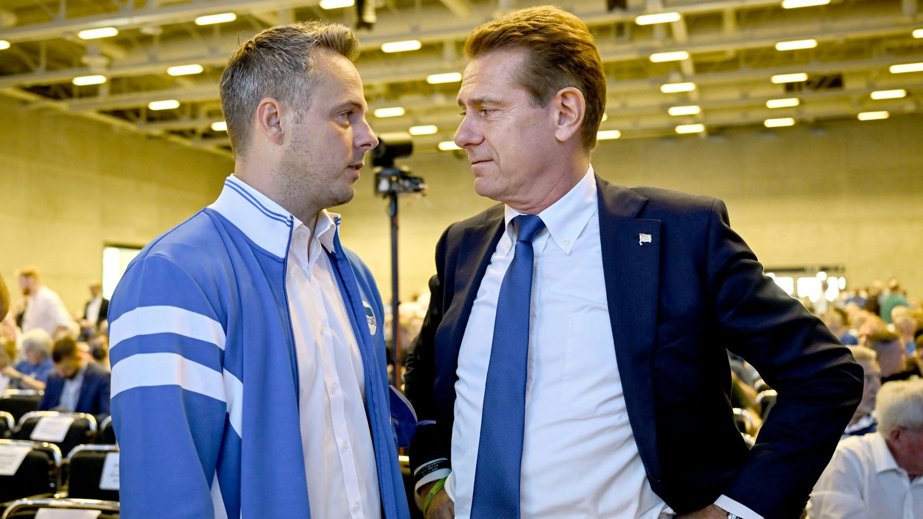 Kay Bernstein und der ehemalige Aufsichtsratsboss Dr. Torsten-Jörn Klein tauschten sich auf der Mitgliederversammlung am Sonntag aus. Jetzt gilt es, gemeinsam für Hertha BSC zu arbeiten.