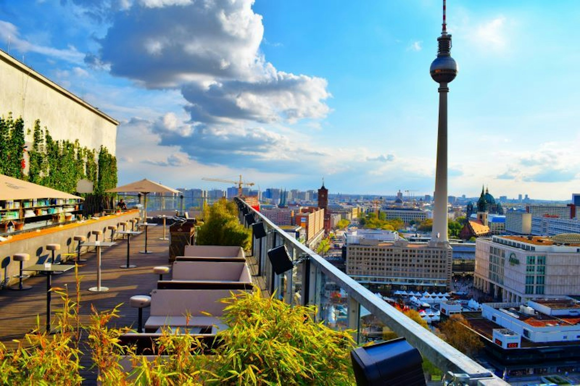 Angesagte Location direkt über dem Alexanderplatz: Das Weekend vereint Loft, Club und Rooftop-Eventfläche und bietet einen atemberaubenden Blick über Berlin.