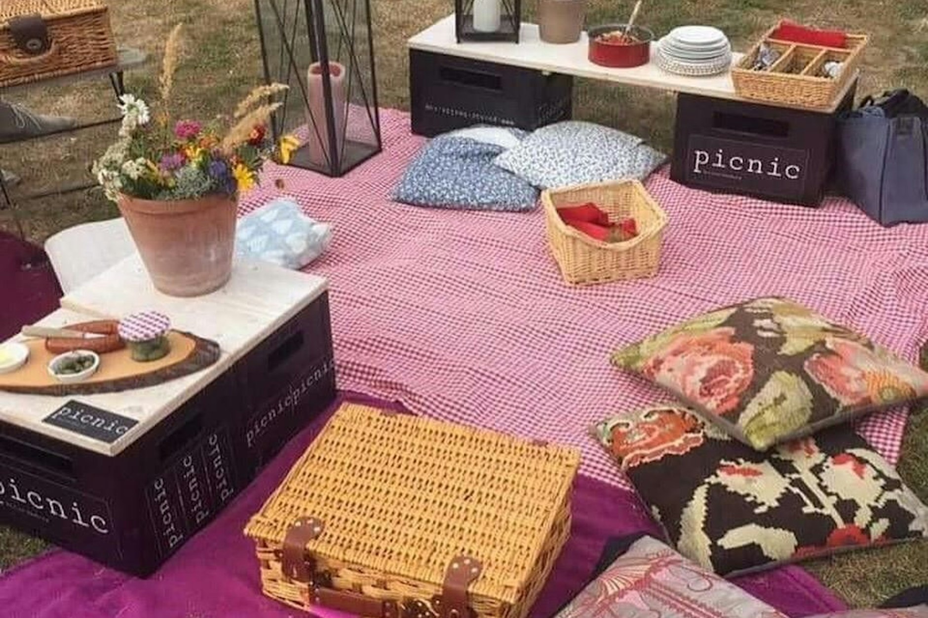 Warum nicht in die Ferne schweifen: Beim Picknick auf dem Tempelhofer Feld gibt’s den Endlos-Ausblick dazu.