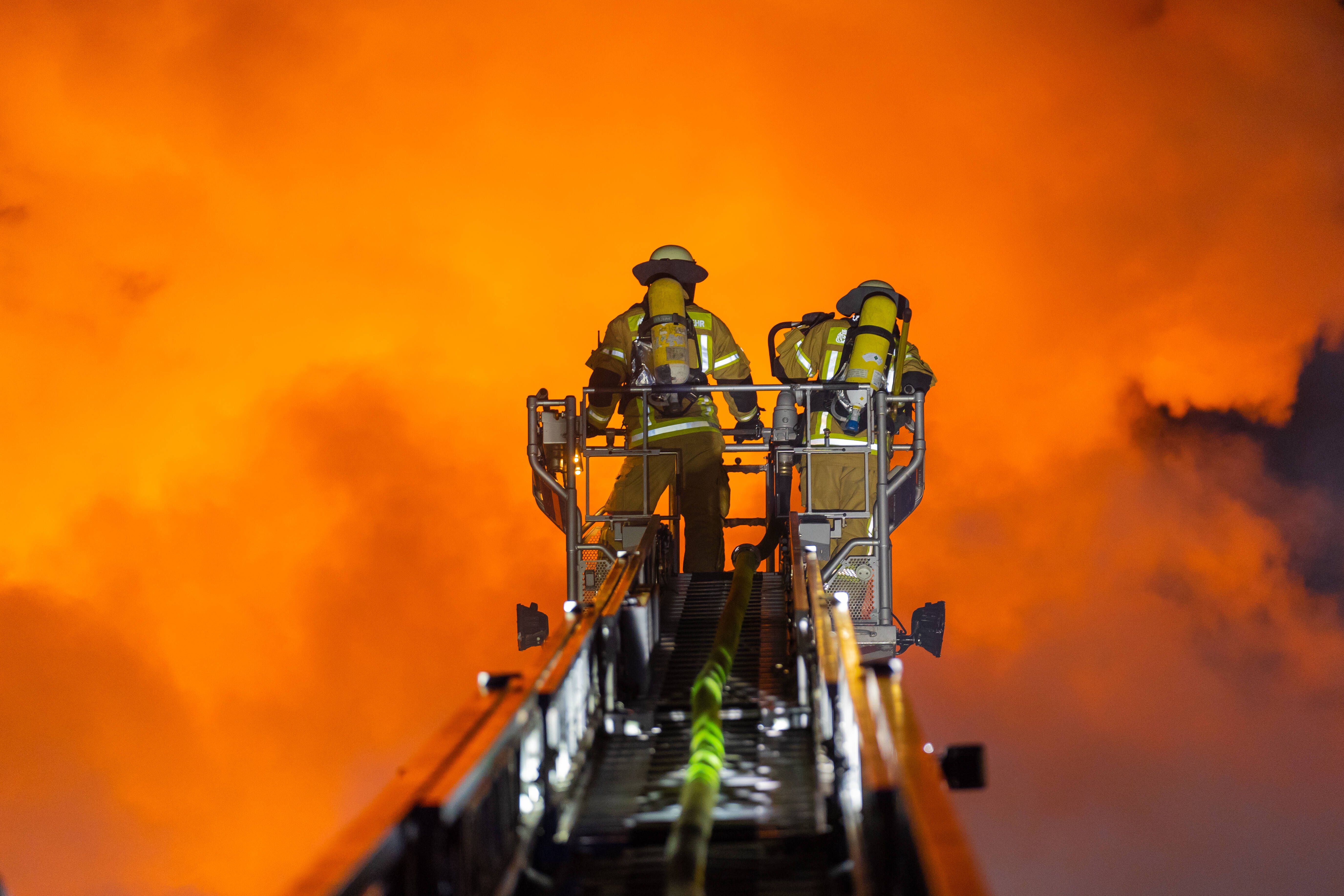 Berlin: Brennendes Wohnhaus In Mitte Evakuiert – 80 Feuerwehrleute Im ...