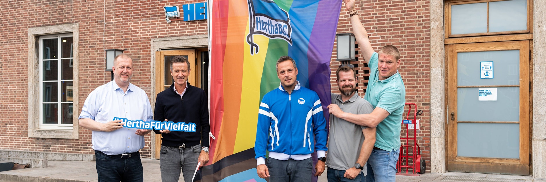 In Sachen Vielfalt herrscht bei Hertha BSC Einigkeit: Hertha-Präsident Kay Bernstein (M.) posiert mit Finanz-Boss Ingo Schiller, Geschäftsführer Thomas E. Herrich, Vizepräsident Fabian Drescher und Paul Keuter, Mitglied der Geschäftsführung, (v. l.) vor der Geschäftsstelle.