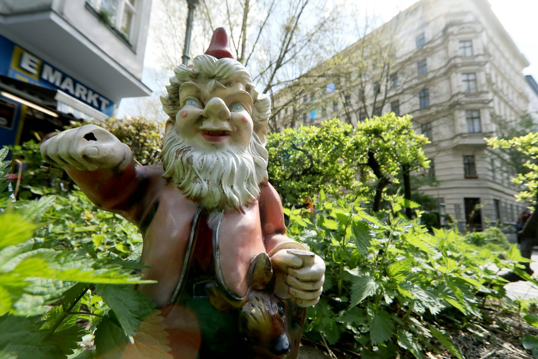 Ein Gartenzwerg steht an einer Kreuzung im Kreuzberger Graefekiez. In diesem Teil des Wohnviertels sollen Autostellplätze anders genutzt werden.