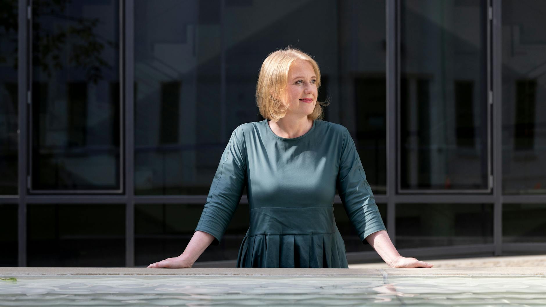 Bundesfamilienministerin Lisa Paus im Hof des Bundesfamilienministeriums