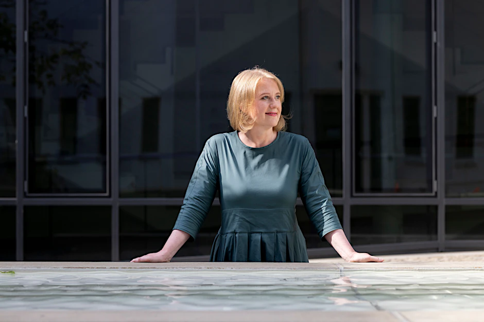 Bundesfamilienministerin Lisa Paus im Hof des Bundesfamilienministeriums