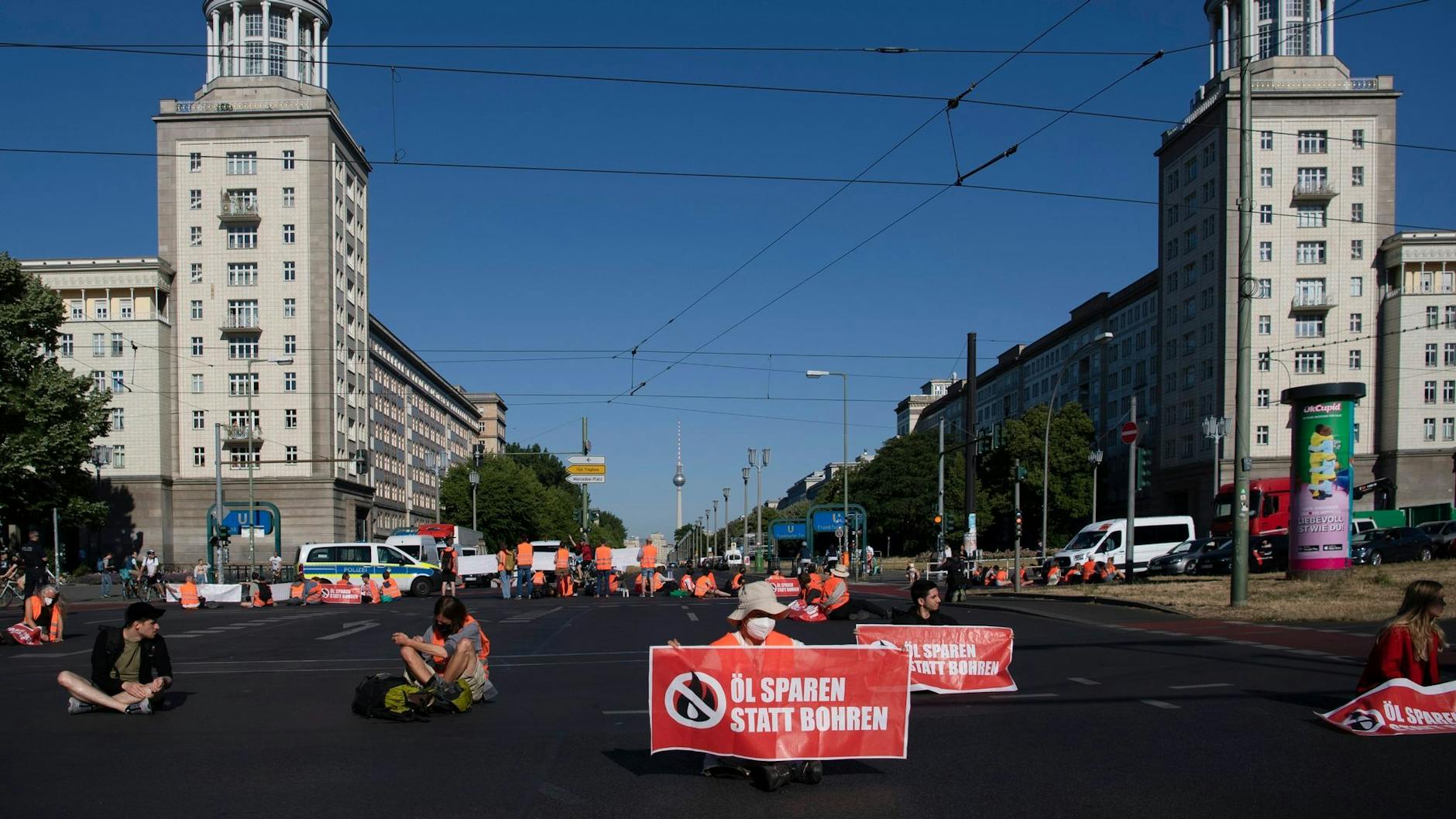 Klimaschutz-Demonstranten der Gruppe „Letzte Generation“ sitzen bei einem vergangenen Protest auf der Kreuzung.
