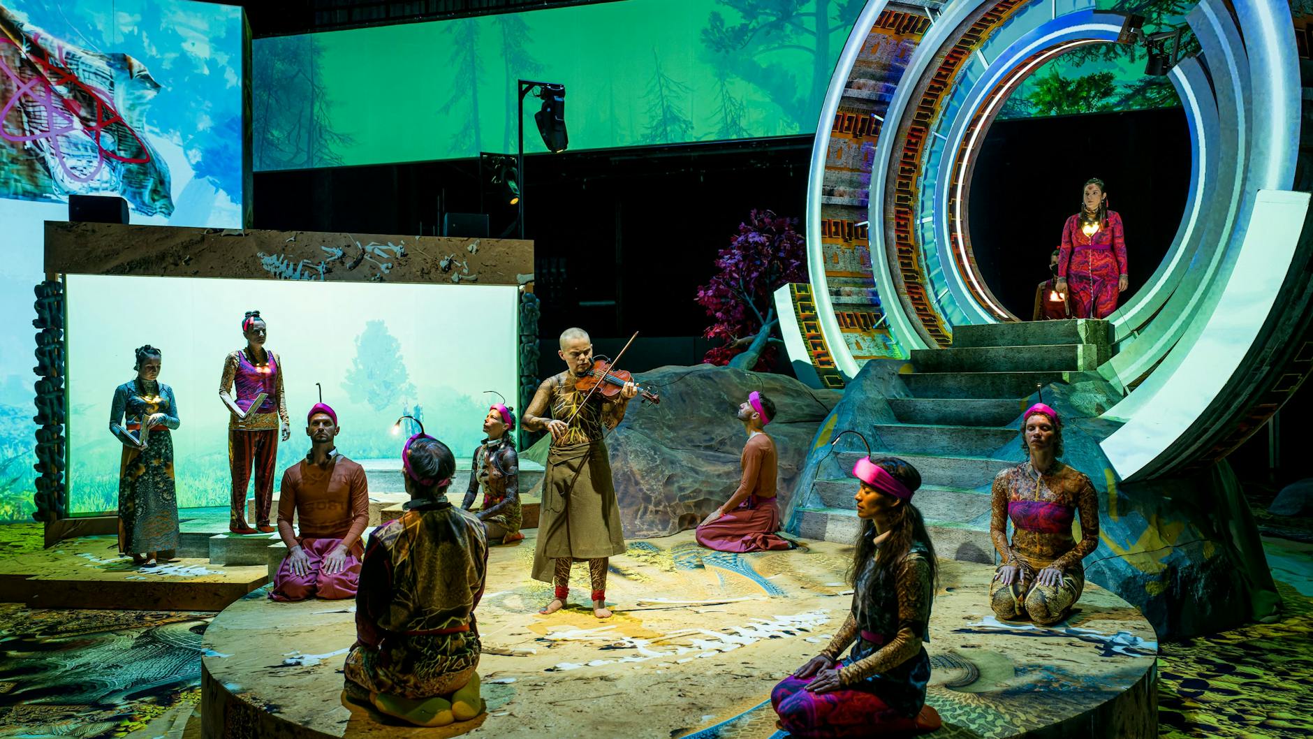 Die Sänger sind verteilt, die Violinistin Diamanda Dramm steht in der Mitte bei „Einstein on the Beach“ im Haus der Berliner Festspiele.