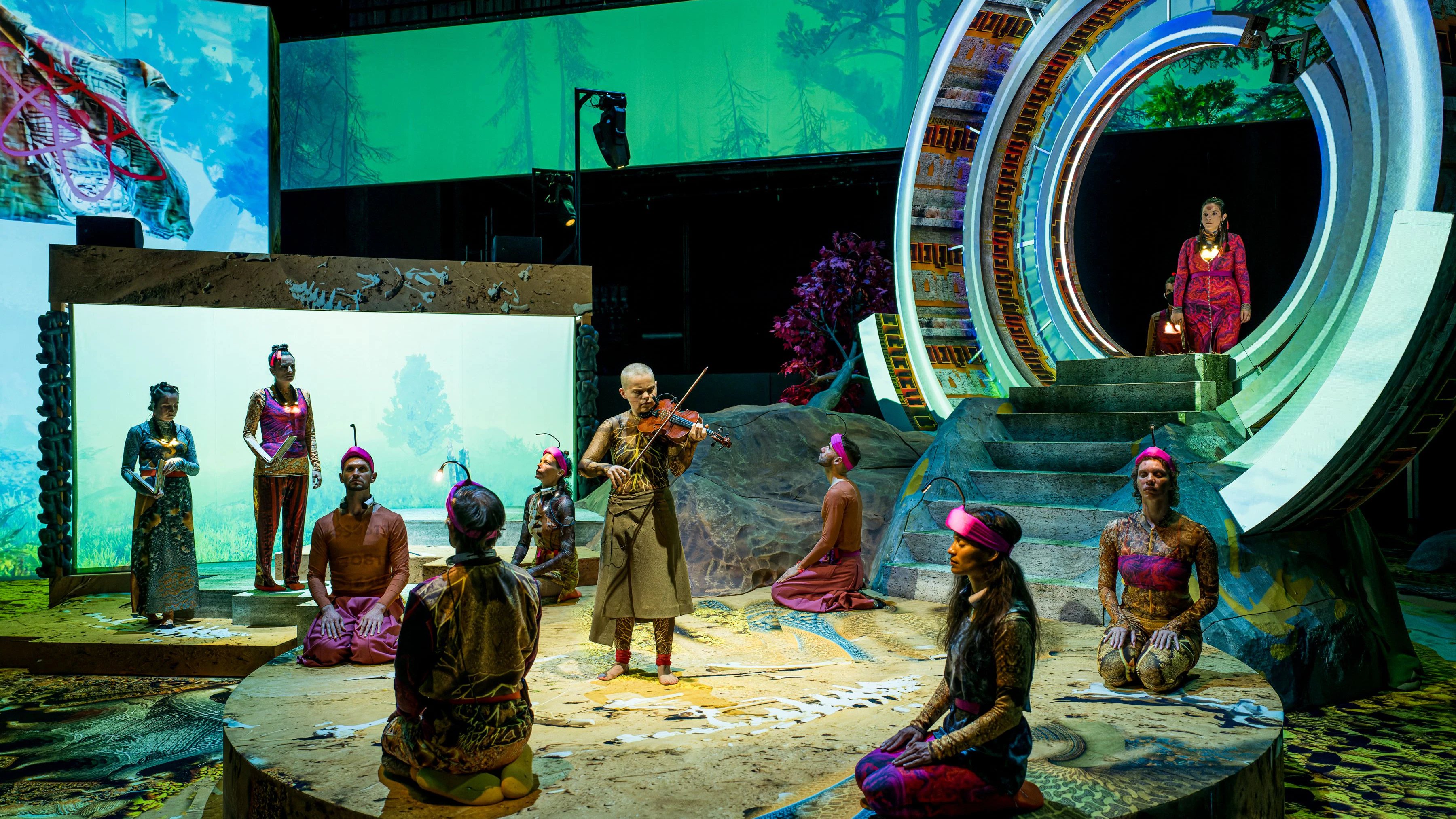 Die Sänger sind verteilt, die Violinistin Diamanda Dramm steht in der Mitte bei „Einstein on the Beach“ im Haus der Berliner Festspiele.