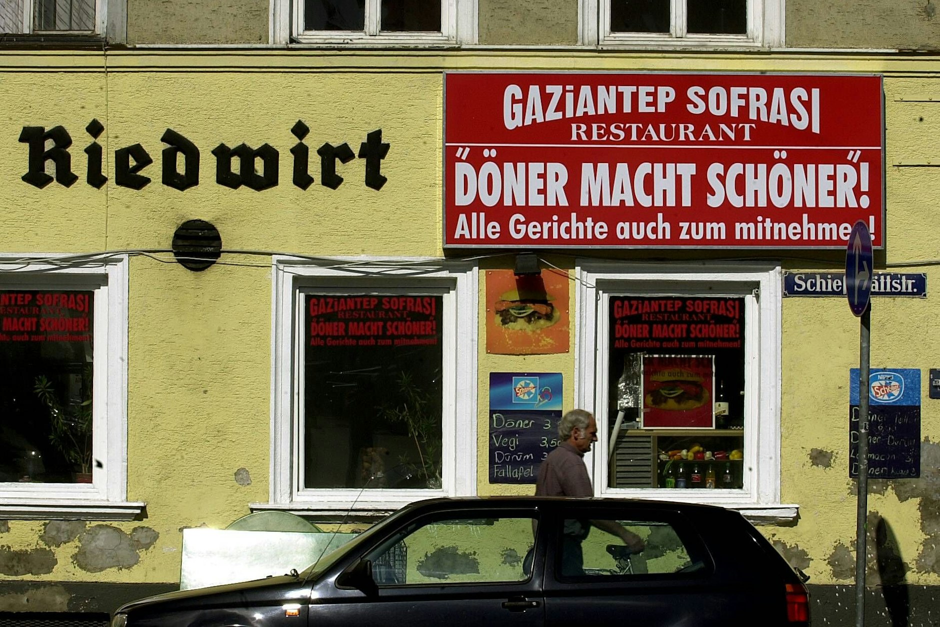 Das waren noch Zeiten: Der Döner kostete 2003 in München mal 3 Euro. Für unseren Kebab-Nudelsalat brauchen Sie feinstes Dönerfleisch...