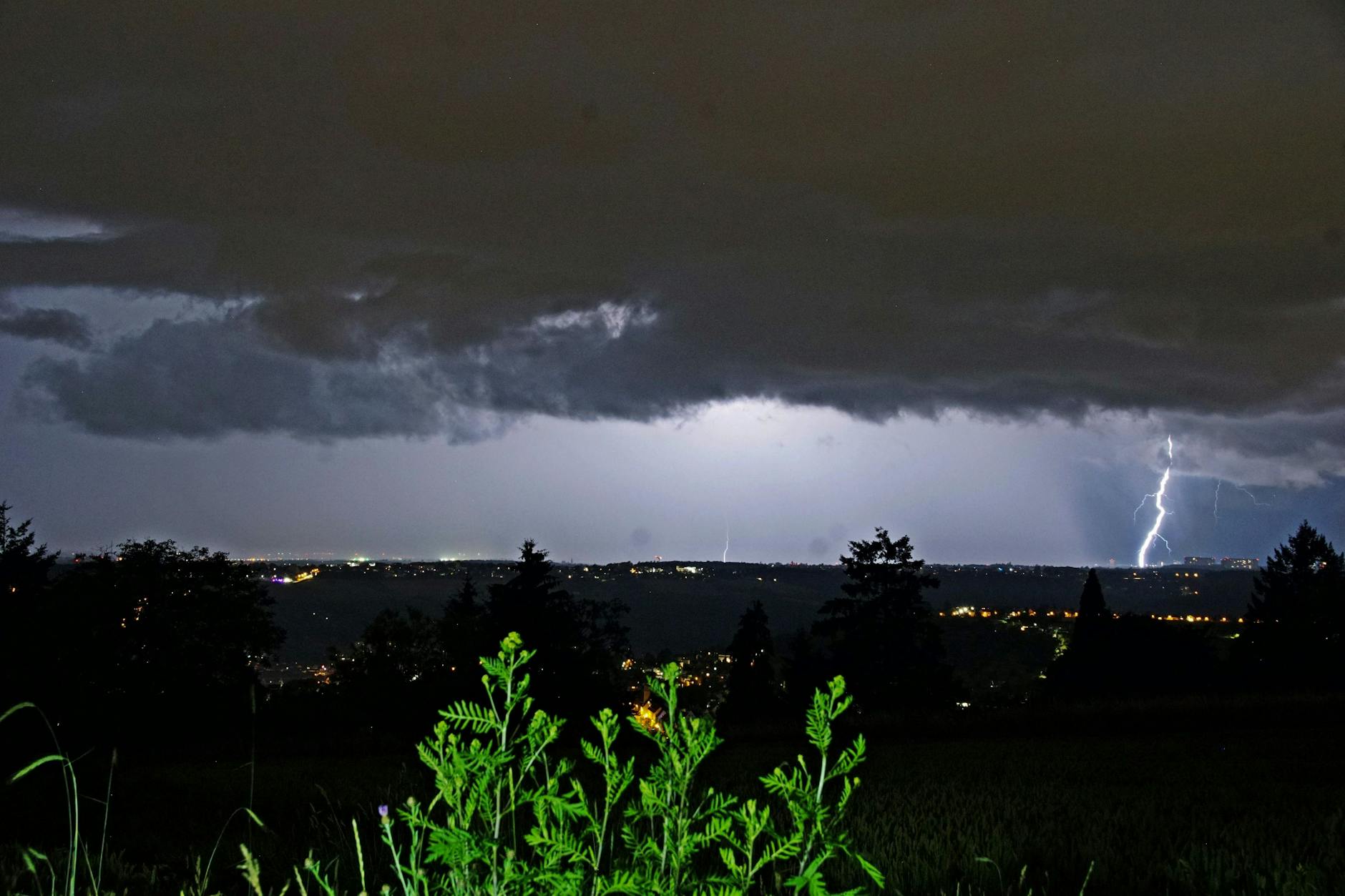Blitze zucken am Nachthimmel. Am Donnerstagabend kam es unter anderem im Landkreis Esslingen zu Unwettern, unter anderem mit Gewitter und Starkregen.