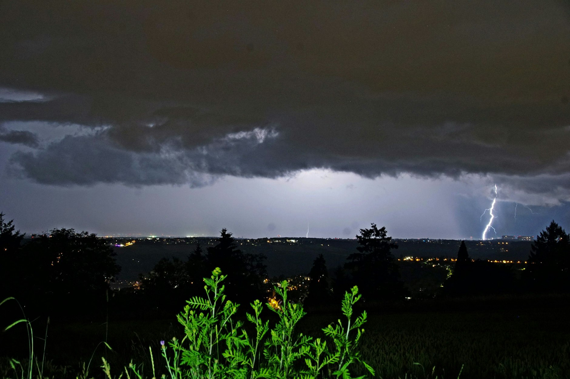 Blitze zucken am Nachthimmel. Am Donnerstagabend kam es unter anderem im Landkreis Esslingen zu Unwettern, unter anderem mit Gewitter und Starkregen. 