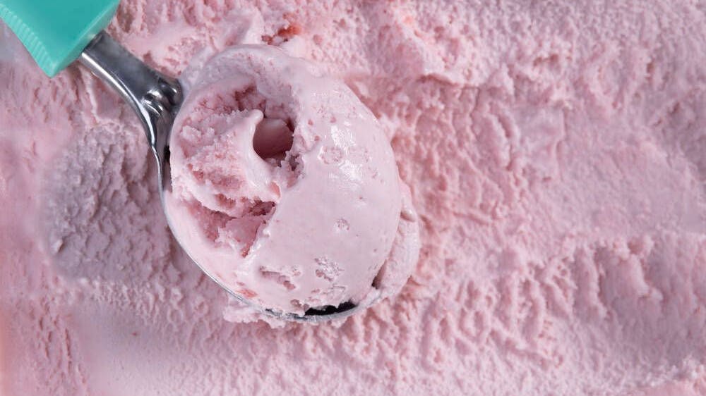 Leckeres Erdbeereis kann man mit etwas Aufwand auch ohne Eismaschine selber machen.