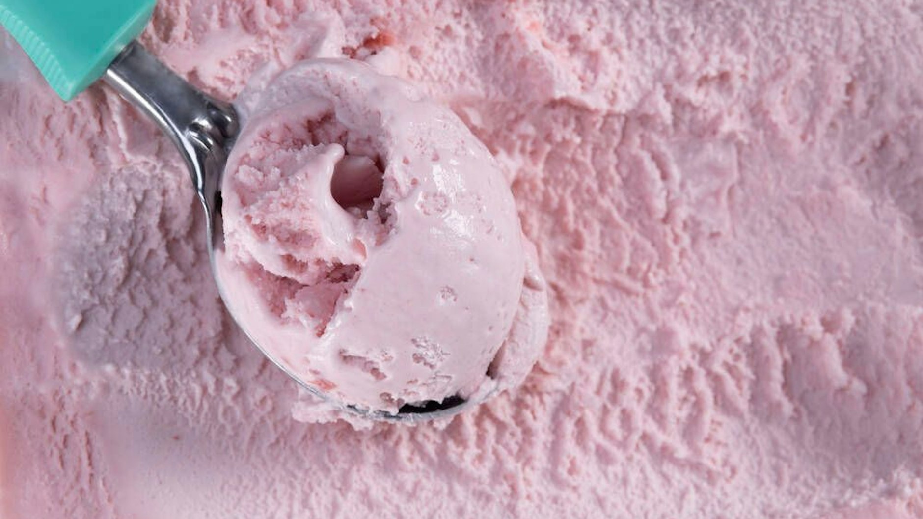 Leckeres Erdbeereis kann man mit etwas Aufwand auch ohne Eismaschine selber machen.