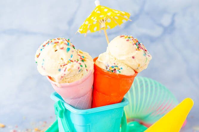 Leckeres Eis kann man auch ohne Eismaschine selber machen. Wir haben die Rezepte für die Sorten Schoko, Erdbeer und Vanille.