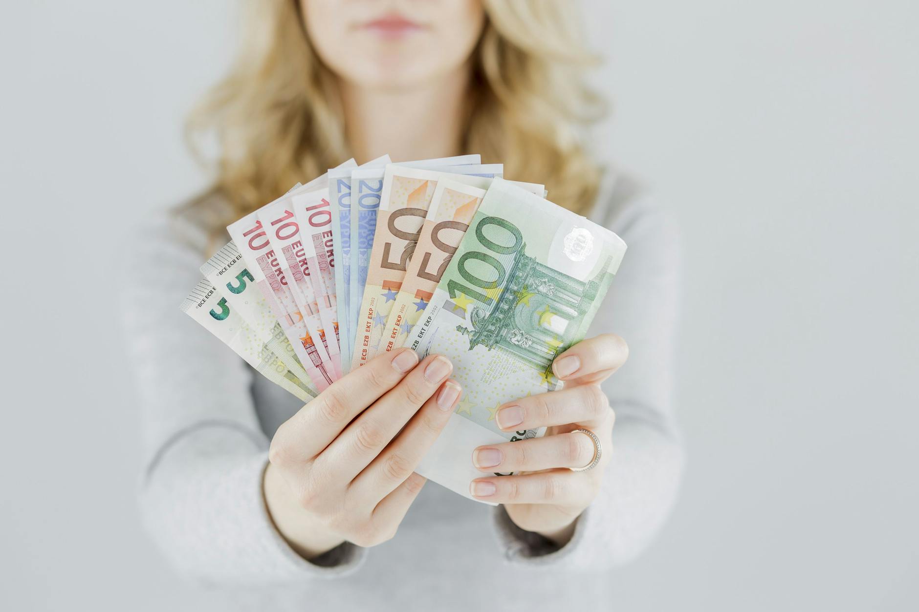 Über den Sommer verteilt werden etliche staatliche Hilfen aus dem Entlastungspaket ausgezahlt.