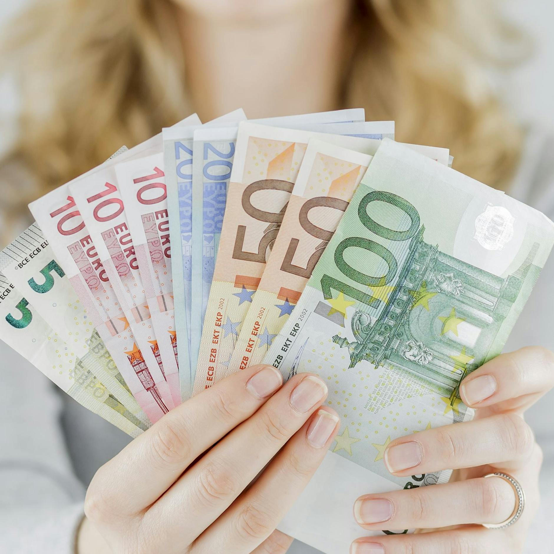 Energiepauschale, Kinderbonus, Hartz-IV-Zulage, Heizkostenzuschuss: Wann kommt welche Zahlung auf meinem Konto an?