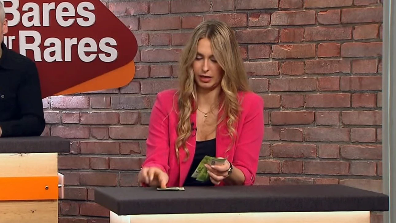 Gleich in ihrer ersten "Bares für Rares"-Sendung schlägt Sarah Schreiber zu, kauft einen Schaukelstuhl für 600 Euro.