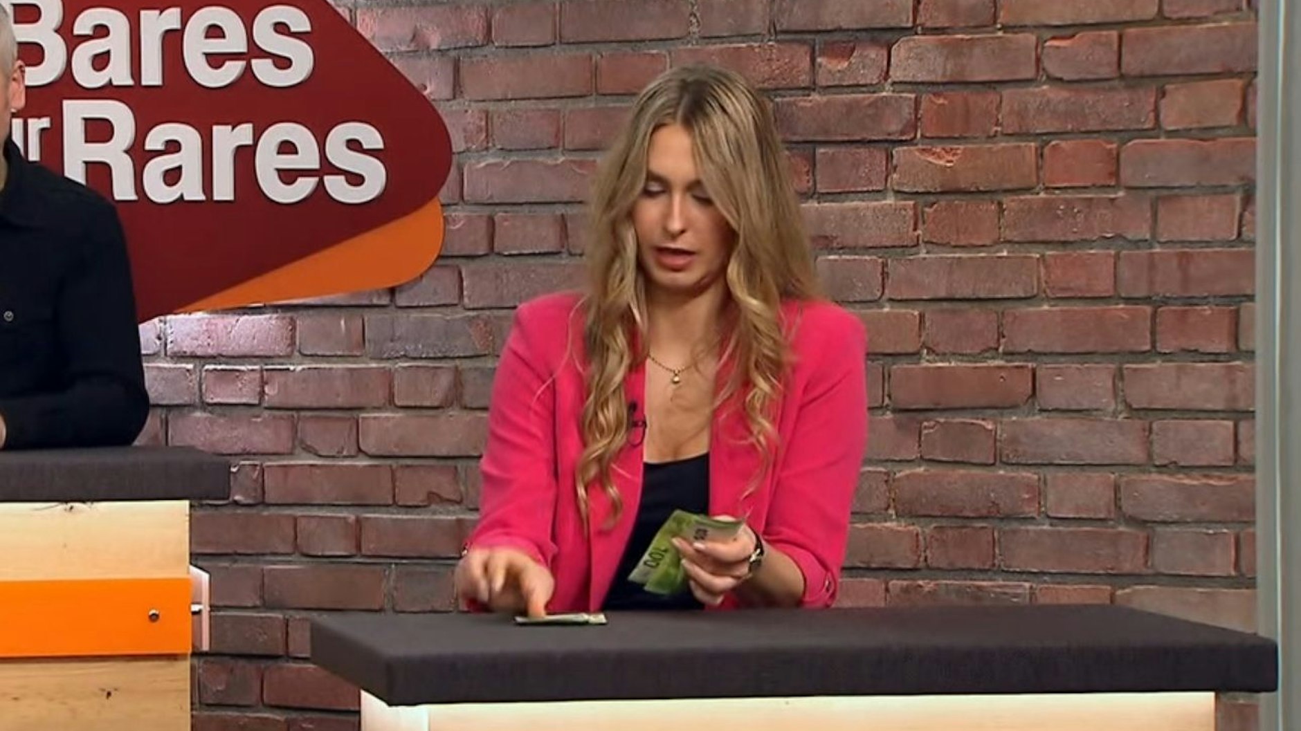 Gleich in ihrer ersten "Bares für Rares"-Sendung schlägt Sarah Schreiber zu, kauft einen Schaukelstuhl für 600 Euro.