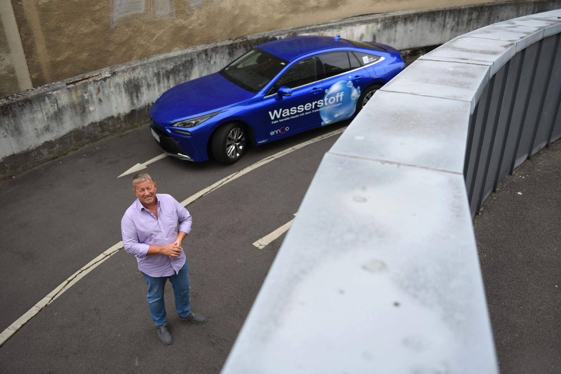 Mit Wasserstoff unterwegs: Thomas Mohnke, Chef der Safedriver Group, mit einem Toyota Mirai.