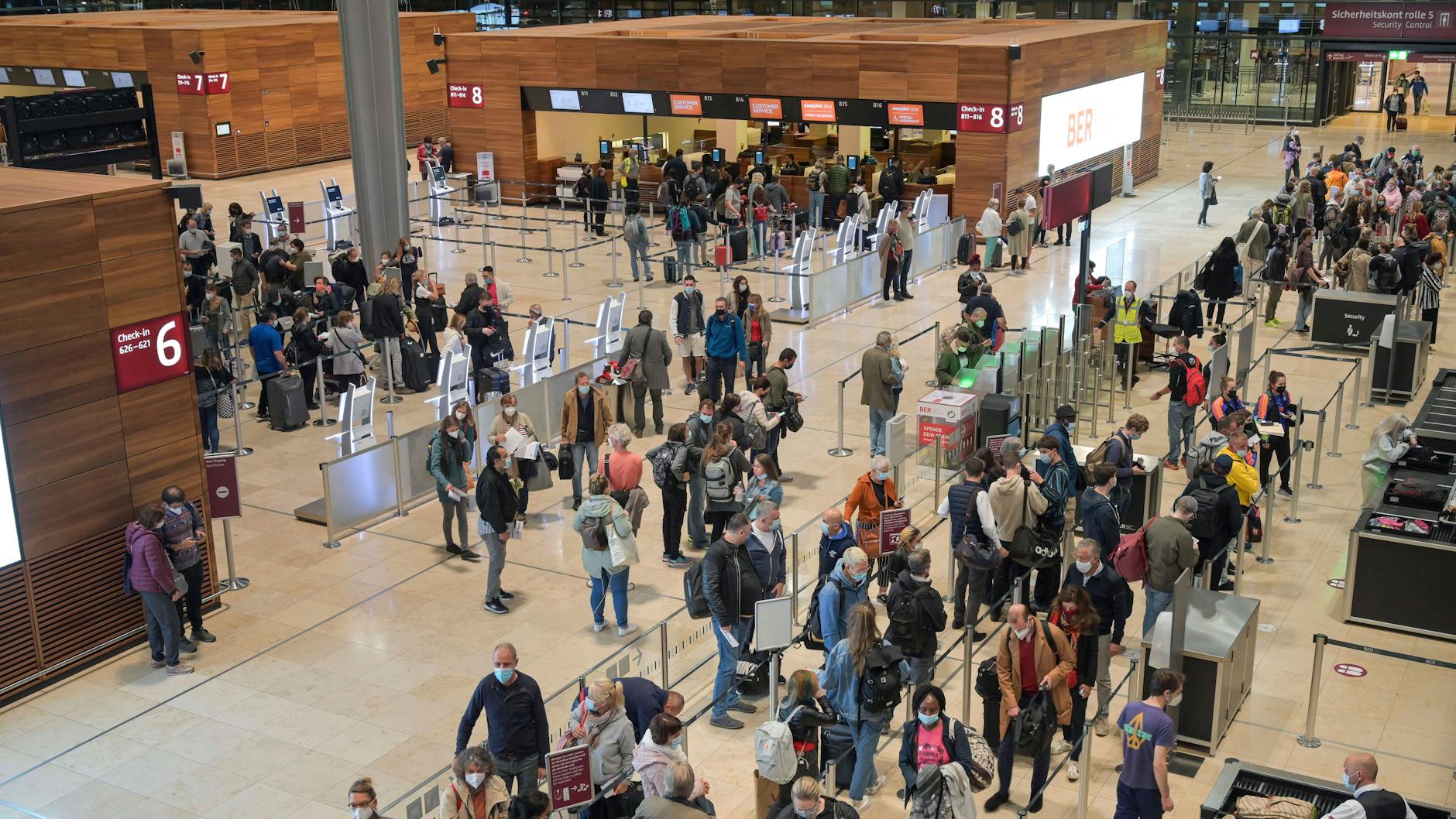 Bild aus entspannten Zeiten: Passagiere im Terminal 1 des BER. In den Sommerferien werden drei Millionen Fluggäste am Airport erwartet.