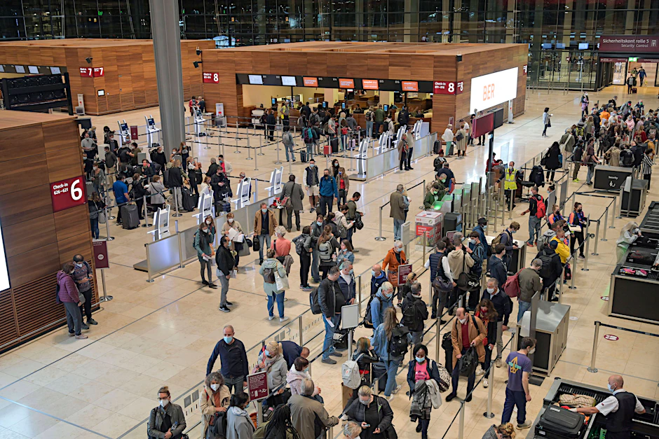Bild aus entspannten Zeiten: Passagiere im Terminal 1 des BER. In den Sommerferien werden drei Millionen Fluggäste am Airport erwartet.