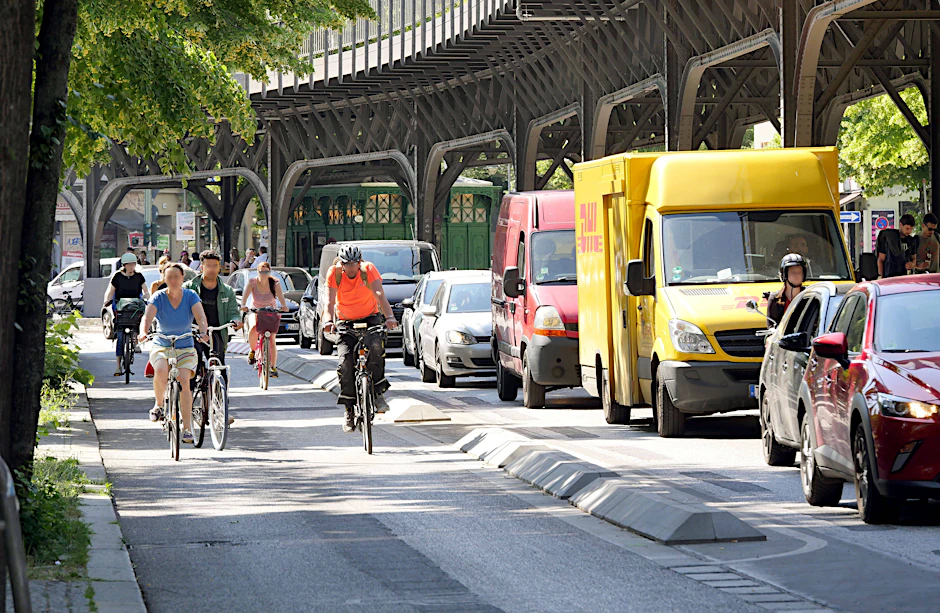 Radfahrer und Autoverkehr sind getrennt, wie hier in Kreuzberg. Schwierig wird’s, wenn sich Zweiräder und Pkw den Straßenraum teilen. Oft sind es die Radfahrer, die unvernünftig agieren.