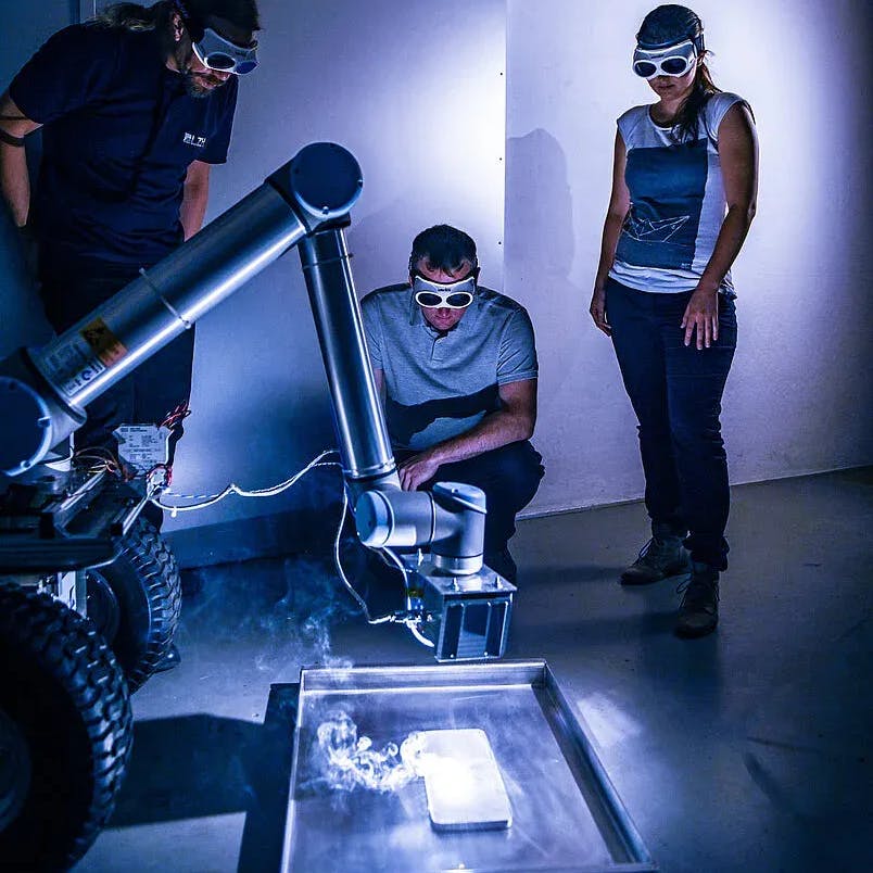 Der neu entwickelte Laser am Roboterarm eines Mond-Rovers