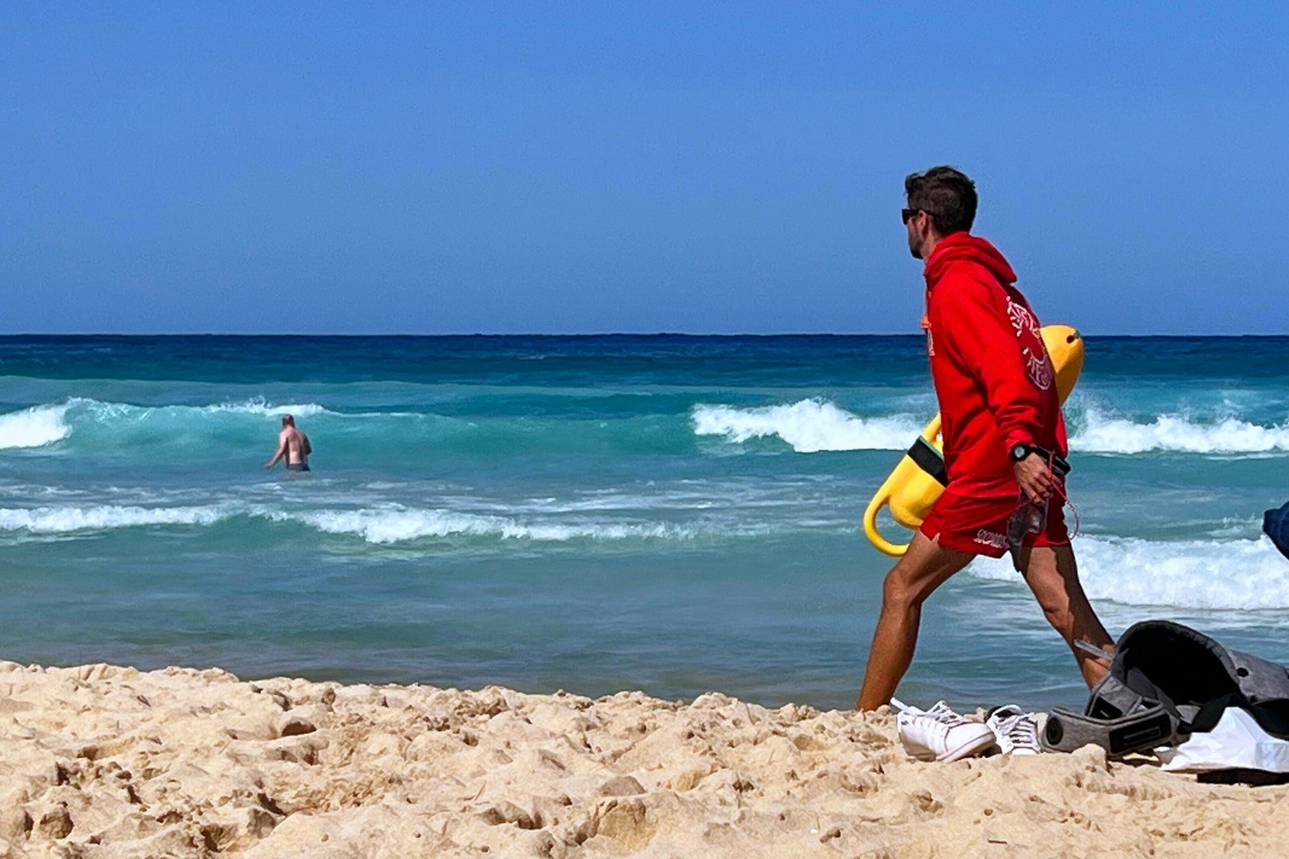 Ein Rettungsschwimmer an einem Strand von Mallorca im Einsatz.