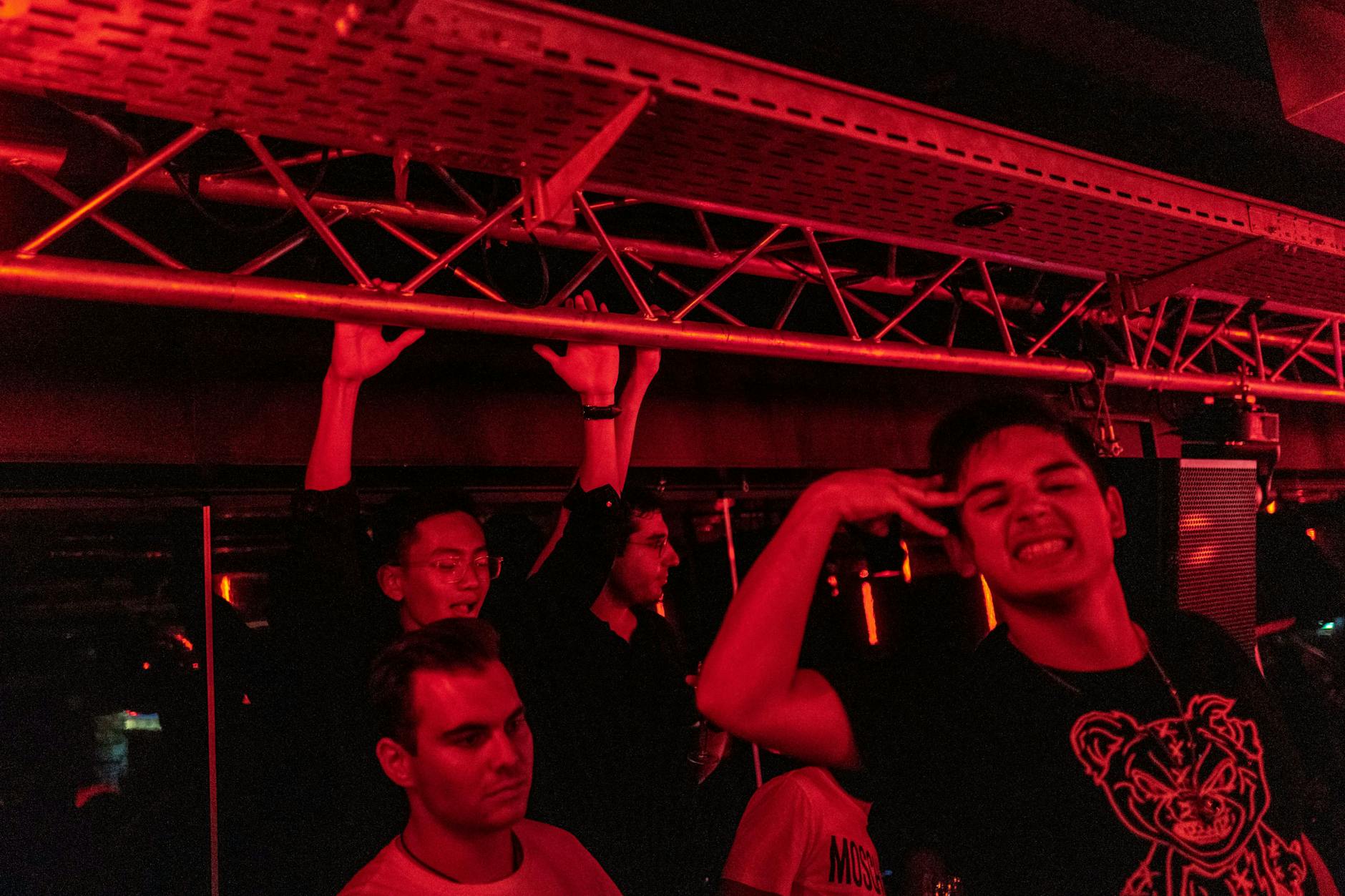 Jugendliche in einer Bar