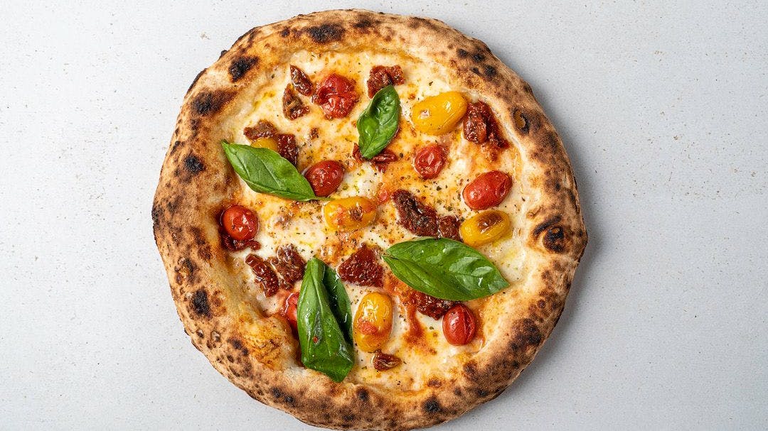 Man möchte sich sofort reinlegen in die Pizza bei Mangiare in der Arminiusmarkthalle in Moabit.