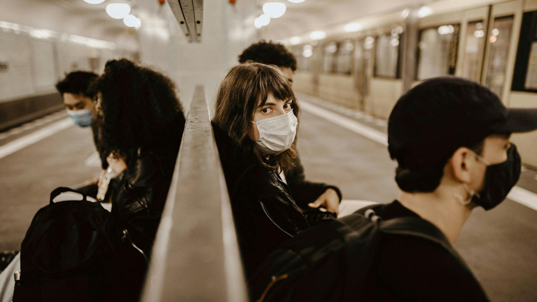 Die Schutzmaske könnte den Berliner Alltag bald wieder mehr bestimmen.