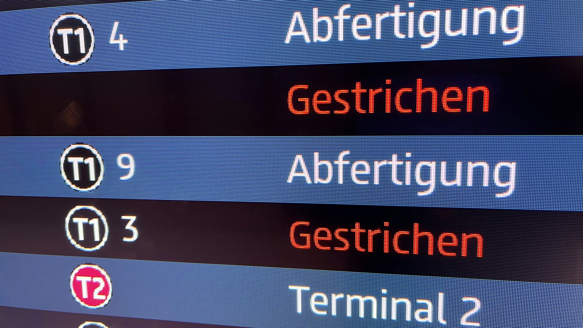 Schlechte Nachrichten für die Passagiere: Die Abflugtafel im Flughafen BER informiert über kurzfristige Ausfälle.
