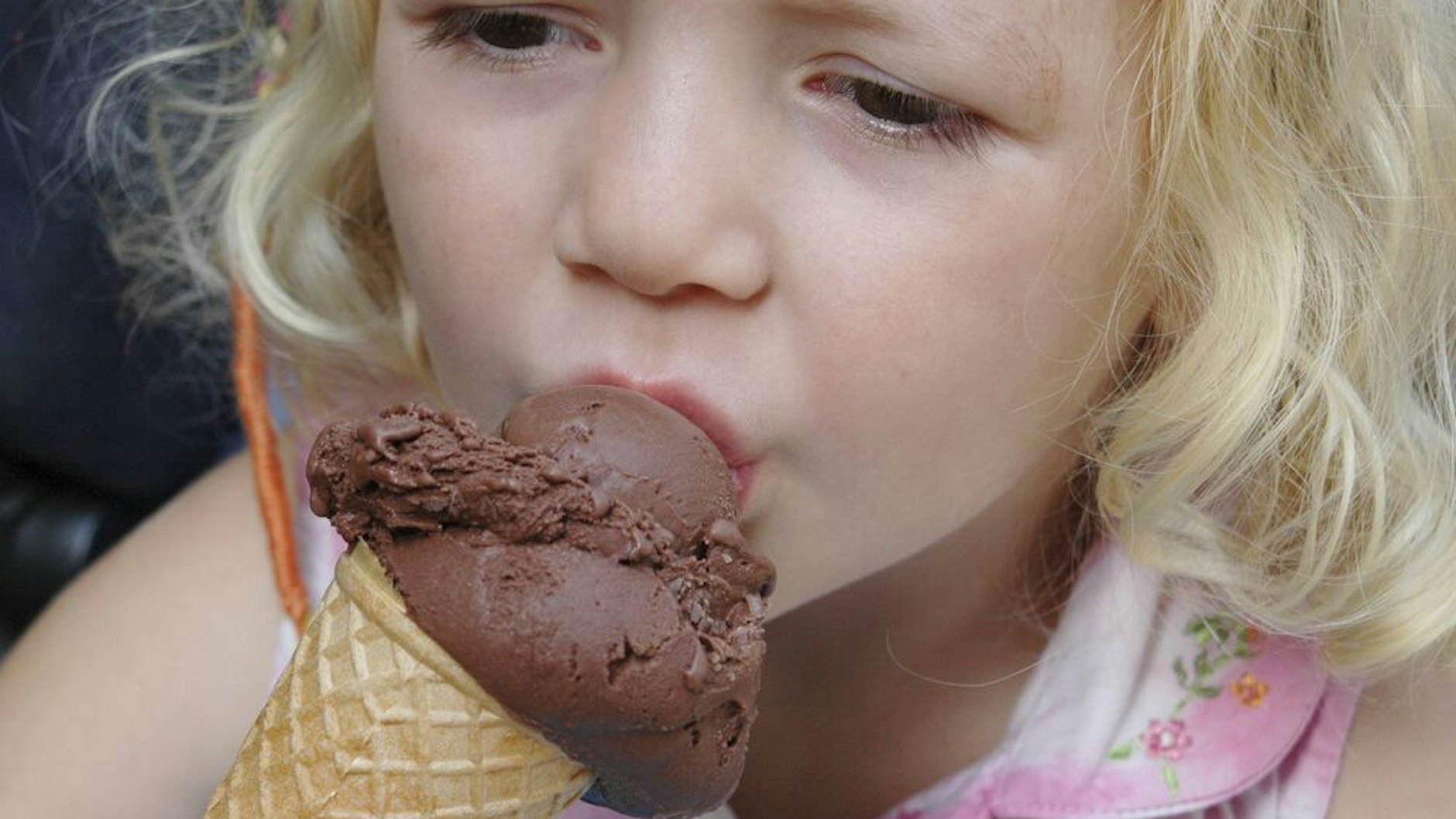 Leckeres Schokoeis schmeckt nicht nur Kindern. Selbstgemacht ist es noch besser.
