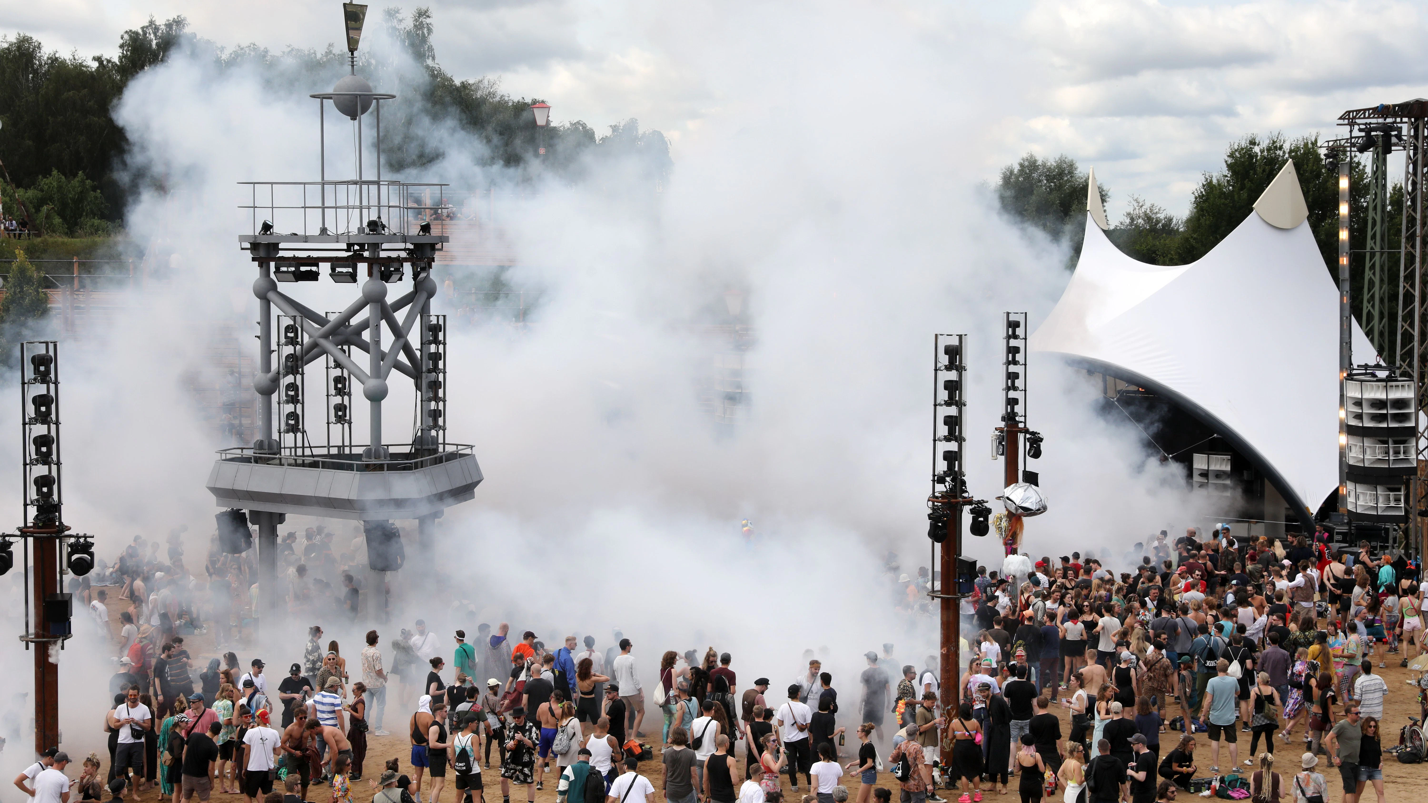 Die Einnahmen der bezahlten Tickets fließen in die Produktion des Festivals.