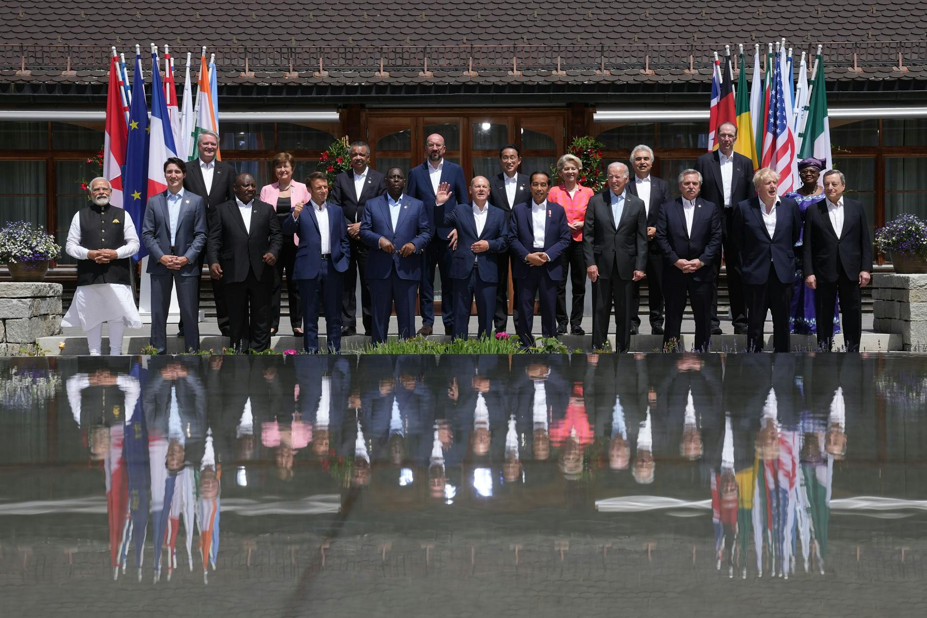 <strong>G7-Gipfel beim Familienfoto mit den Outreach-Gästen.</strong>