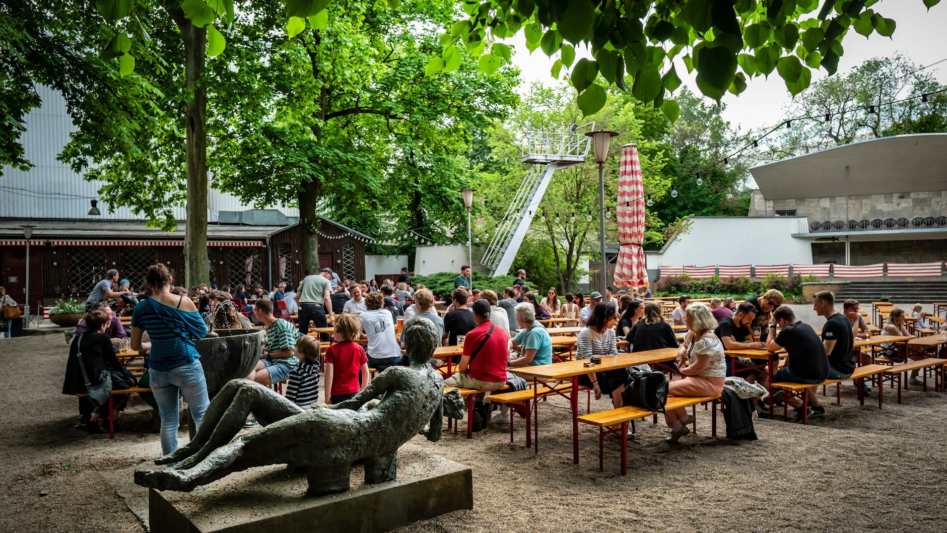 Längst kein Geheimtipp mehr, dennoch rasend beliebt: der Prater Biergarten in Prenzlauer Berg.