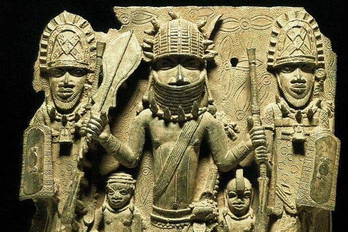 Reliefplatte mit einem König (Oba) und vier Begleitern, 16. Jh.