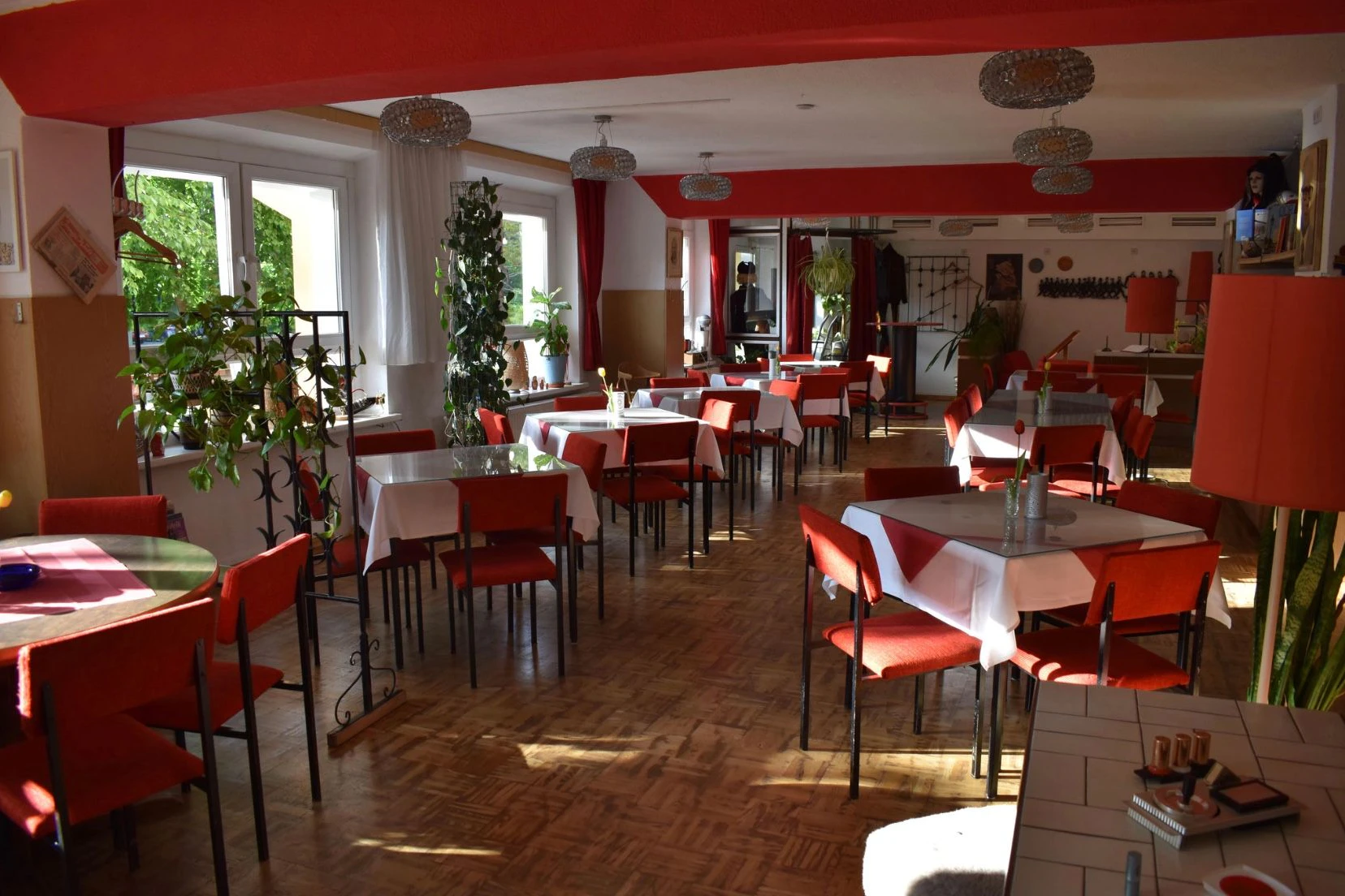 Die Einrichtung könnte ostiger nicht sein - nur die Preise sind anders: die Volkskammer in Berlin-Friedrichshain