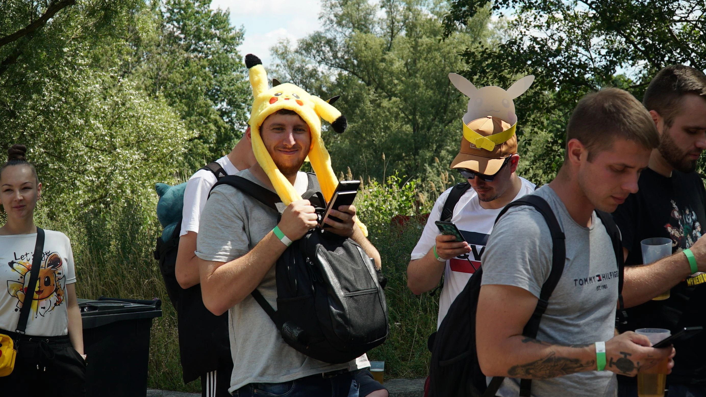 Schlange stehen für das Foto mit Pikachu