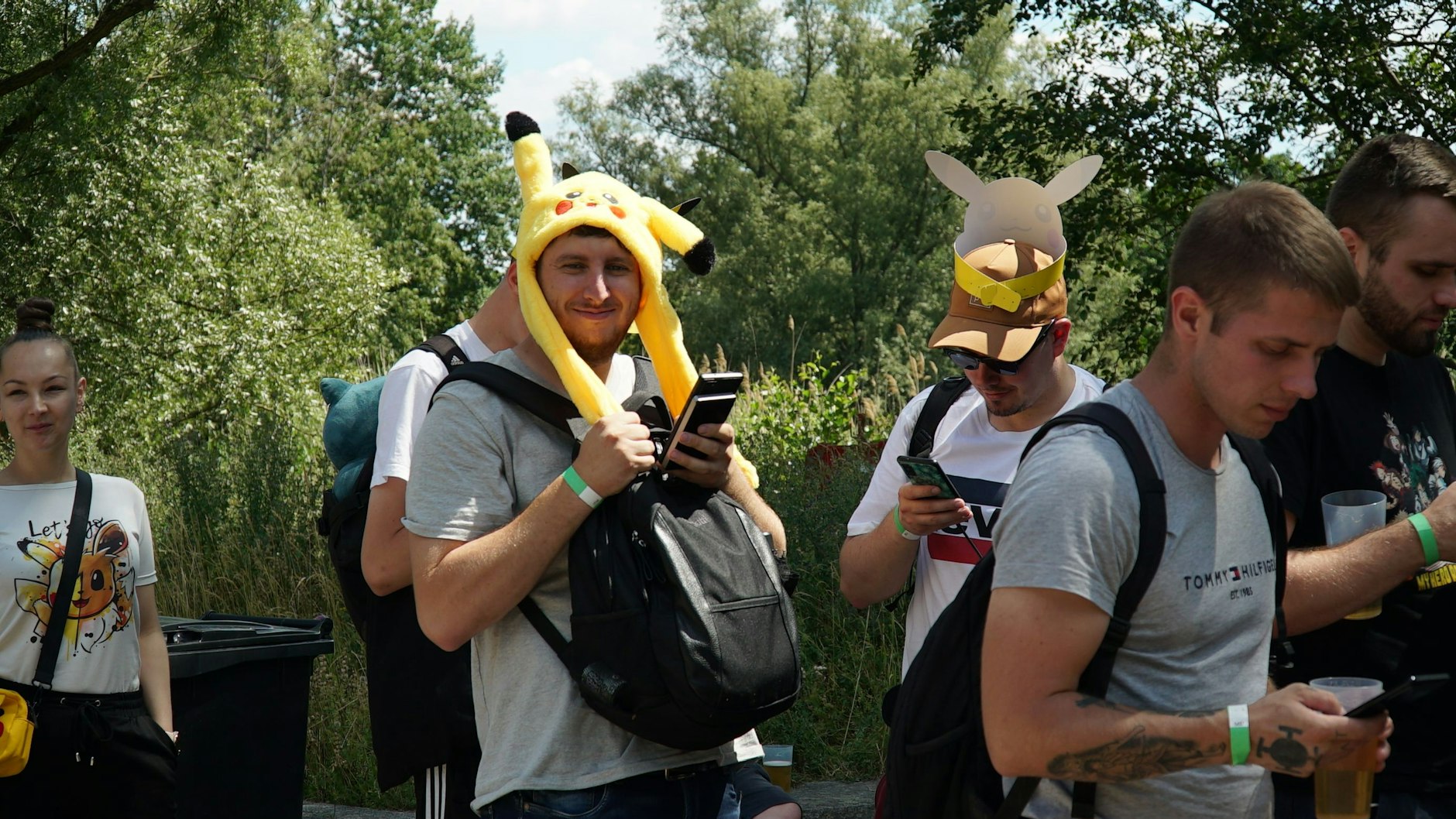 Schlange stehen für das Foto mit Pikachu