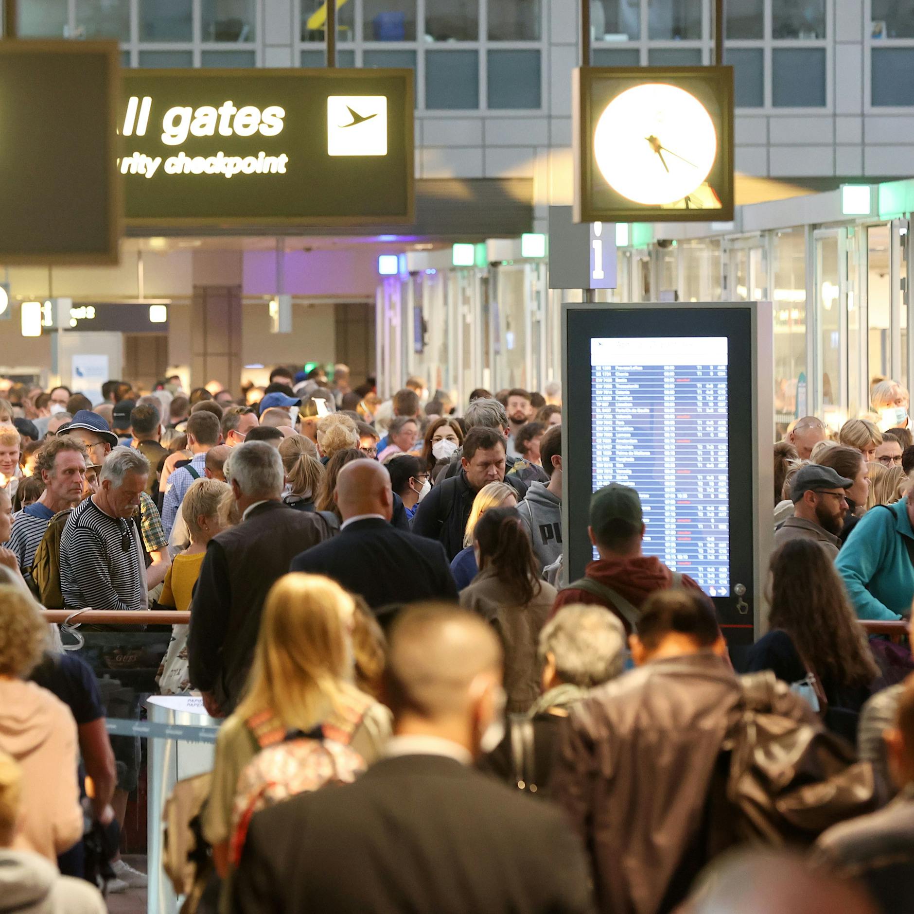 Flughafen-Chaos, stornierte Flüge: Ministerin will Airlines Vorkasse verbieten