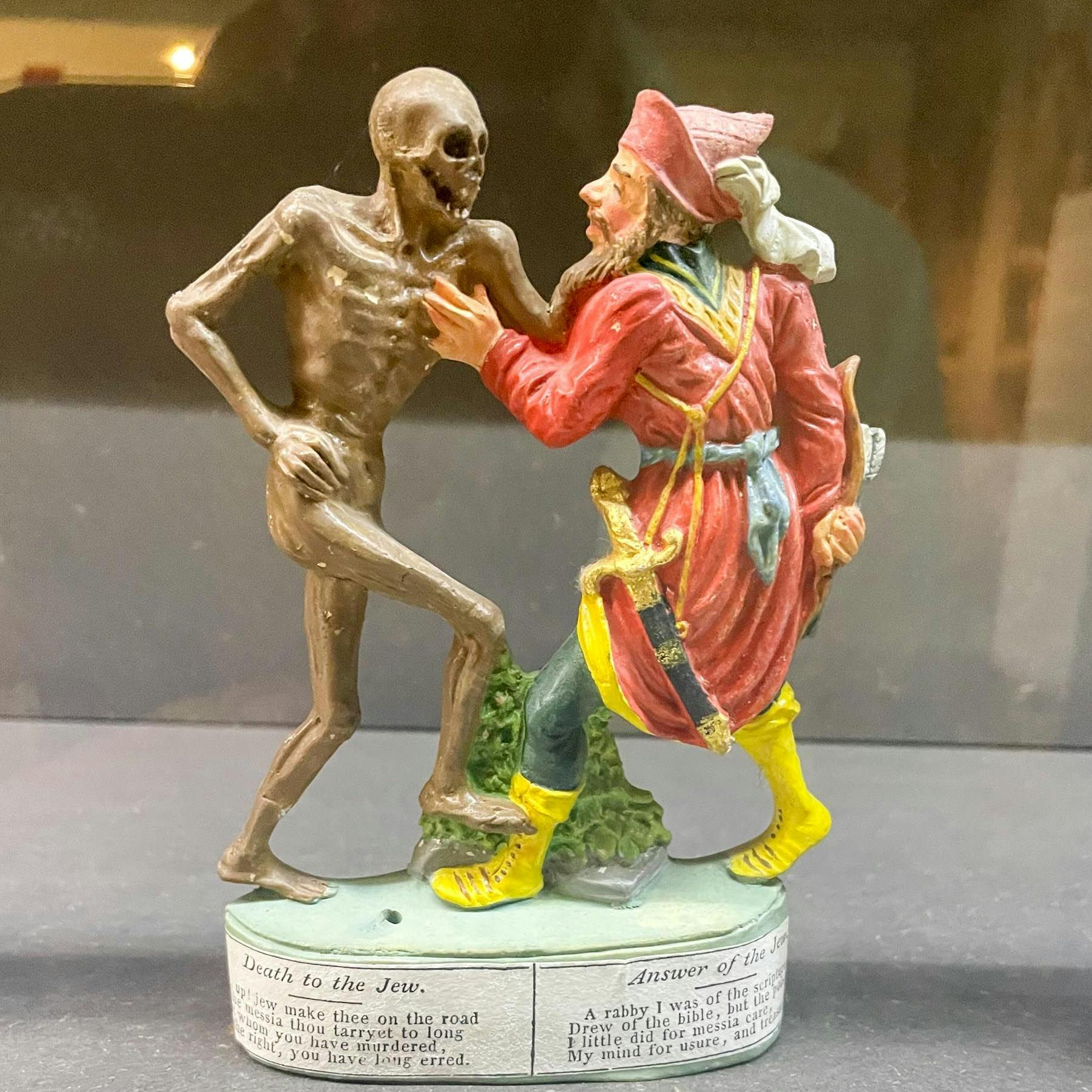 „Der Tod und der Jude“ – unkommentierte Figur im Museum für Sepulkralkultur in Kassel