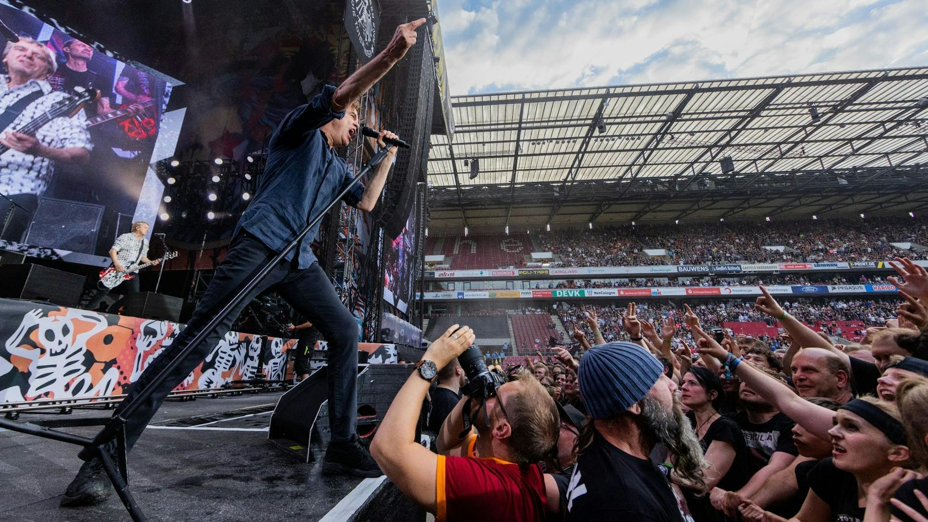 ARCHIV - Campino, Sänger der Punkband "Die Toten Hosen", performt im Kölner RheinEnergieStadion. - ACHTUNG: Nur zur redaktionellen Verwendung im Zusammenhang mit der aktuellen Berichterstattung über die Toten Hosen und nur mit vollständiger Nennung des vorstehenden Credits. Die kommerzielle Nutzung ist ausgeschlossen.