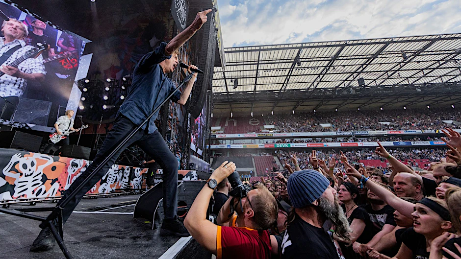 ARCHIV - Campino, Sänger der Punkband "Die Toten Hosen", performt im Kölner RheinEnergieStadion.   - ACHTUNG: Nur zur redaktionellen Verwendung im Zusammenhang mit der aktuellen Berichterstattung über die Toten Hosen und nur mit vollständiger Nennung des vorstehenden Credits. Die kommerzielle Nutzung ist ausgeschlossen.
