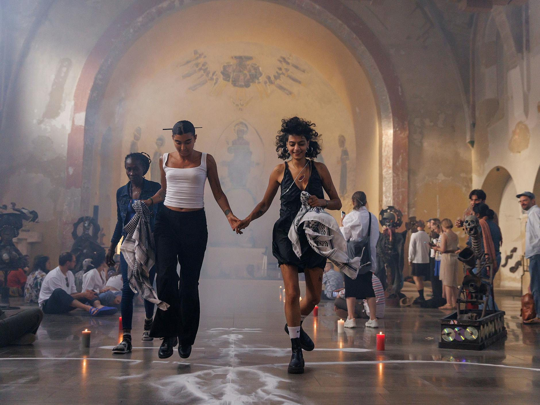 Rituelle Performance des haitianischen Kollektivs Atis Rezistans in der Kirche St. Kunigundis im Ostteil Kassels