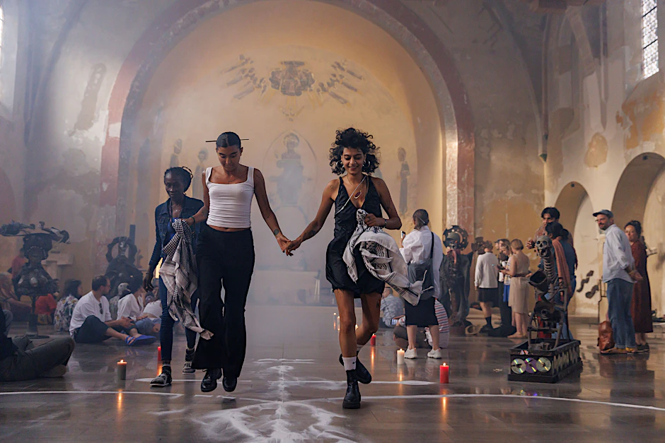 Rituelle Performance des haitianischen Kollektivs&nbsp;Atis Rezistans in der Kirche St. Kunigundis im Ostteil Kassels