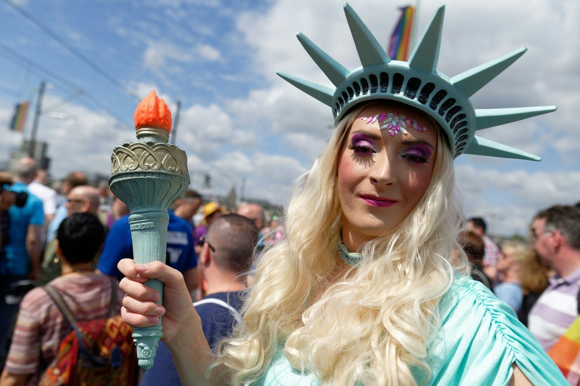 ARCHIV - Ein Teilnehmer, verkleidet als Freiheitsstatue, nimmt an der Parade zum Christopher Street Day (CSD) teil (2019).  