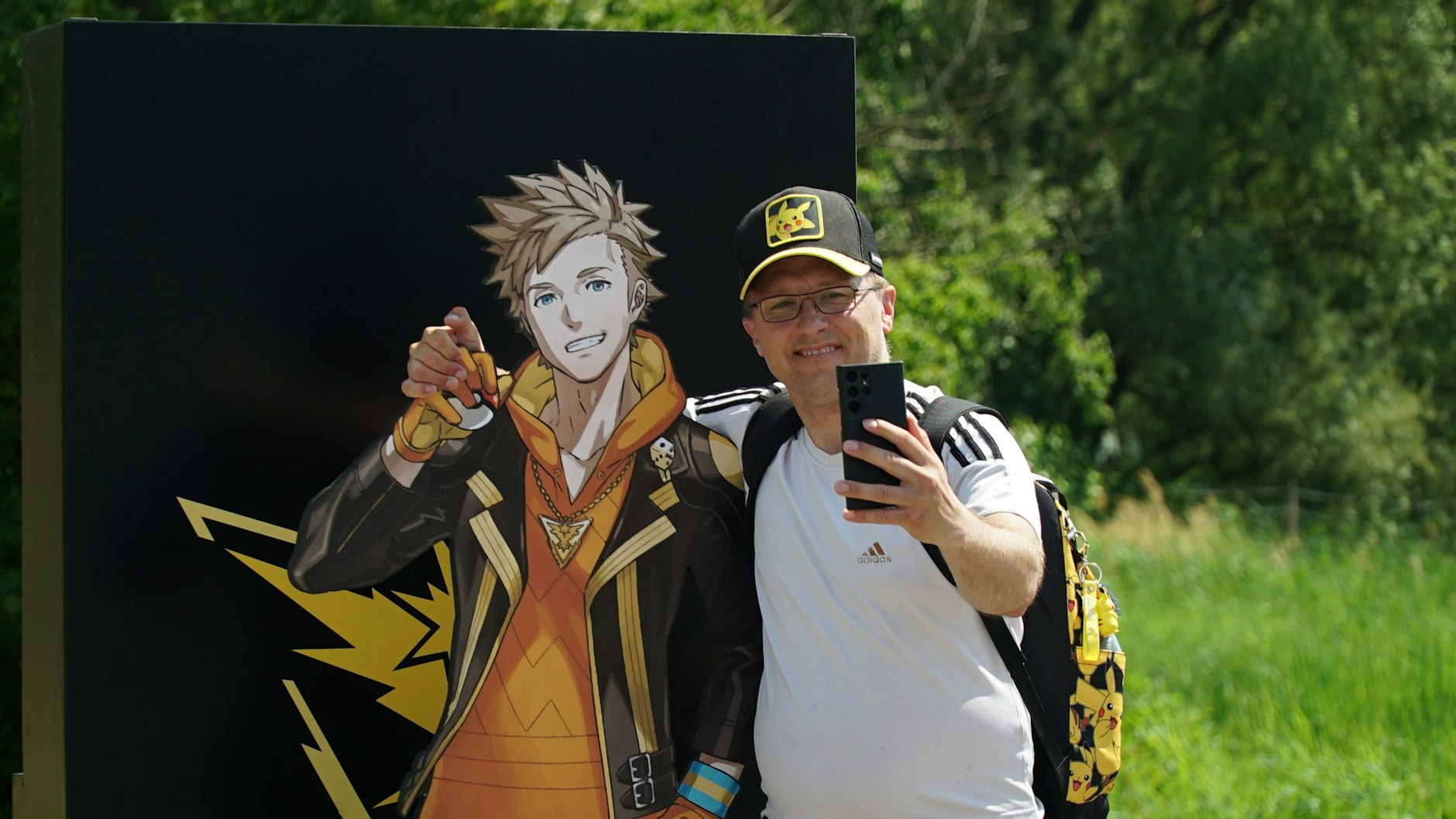 Ein Mitglied von „Team Intuition“ macht ein Selfie mit Team-Leader Spark.