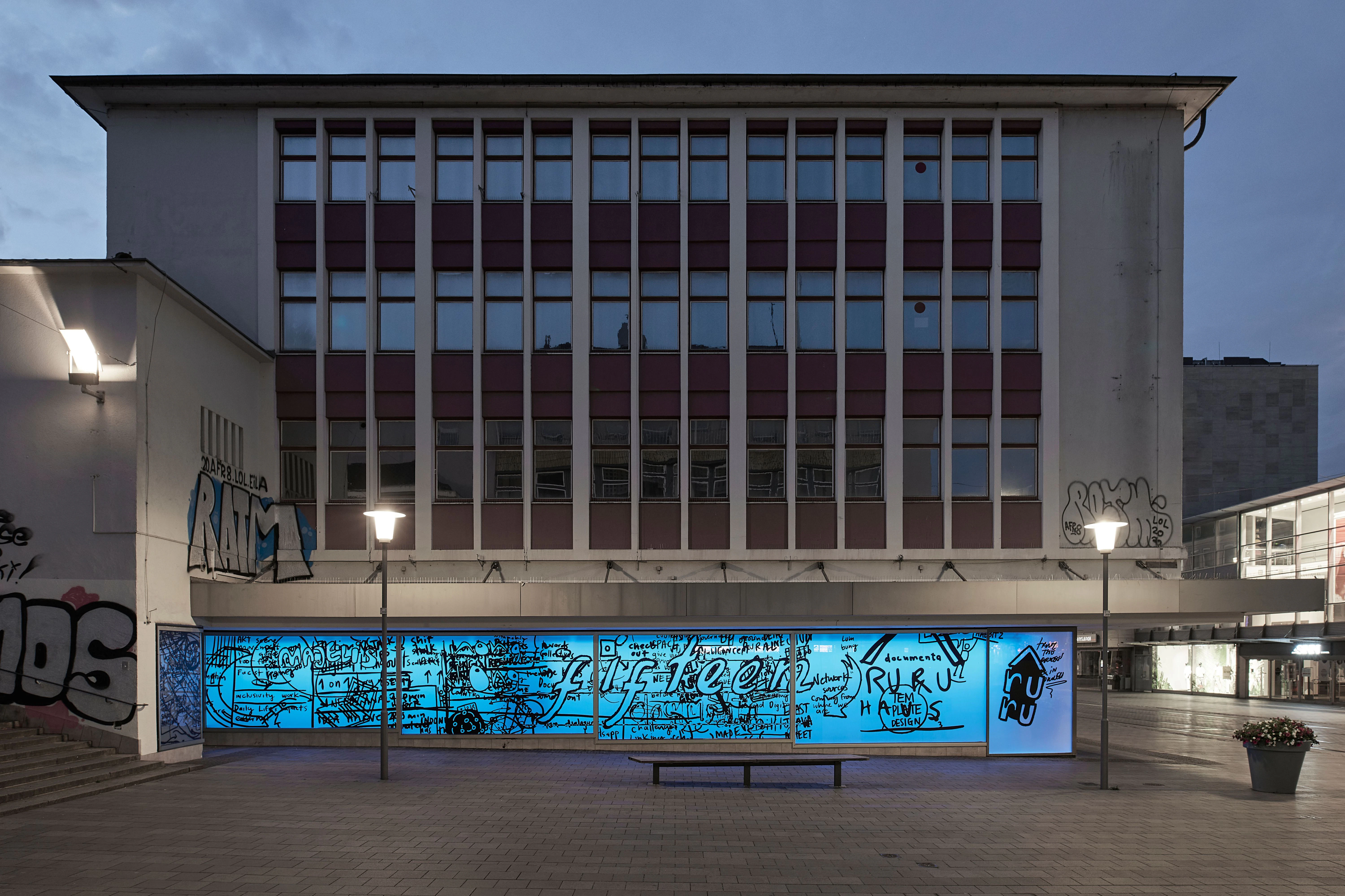 Das Zentrum der documenta 15: das sogenannte ruruHaus am frühen Morgen